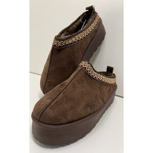 NWT Avalanche Cozy Slippers in dark brown. Size 9.